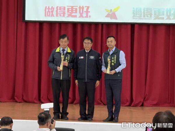 ▲台南市「救護優先 智慧暢行」專案榮獲第8屆政府服務獎，市長黃偉哲於市政會議中肯定交通局團隊表現。（記者林東良翻攝，下同）