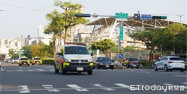 ▲台南市「救護優先 智慧暢行」專案榮獲第8屆政府服務獎，市長黃偉哲於市政會議中肯定交通局團隊表現。（記者林東良翻攝，下同）
