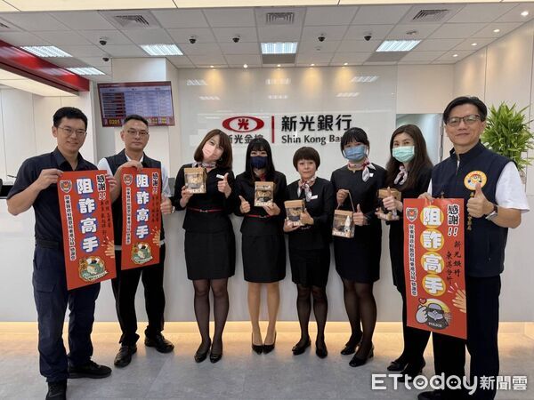 ▲東港警分局長高志正致贈行員警察熊。（圖／記者陳崑福翻攝）