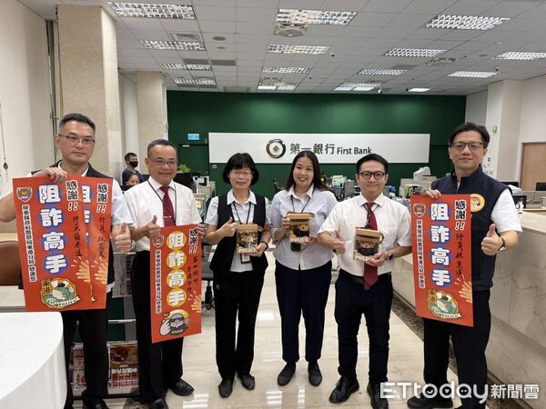 ▲東港警分局長高志正致贈行員警察熊。（圖／記者陳崑福翻攝）