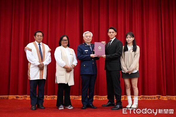 ▲關山警偵查佐黃福昇 榮獲警政署署長頒「113年婦幼安全績優員警」獎牌。（圖／記者楊晨東翻攝）