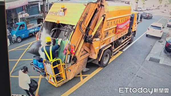 ▲婦人將整袋香灰送上垃圾車，垃圾袋瞬間爆破導致清潔隊員一身灰。（圖／翻攝「草屯人」臉書社團）