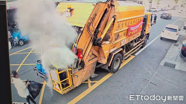 ▲婦人將整袋香灰送上垃圾車，垃圾袋瞬間爆破導致清潔隊員一身灰。（圖／翻攝「草屯人」臉書社團）