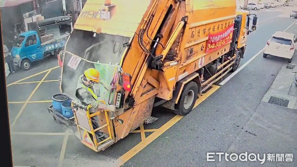 ▲婦人將整袋香灰送上垃圾車，垃圾袋瞬間爆破導致清潔隊員一身灰。（圖／翻攝「草屯人」臉書社團）