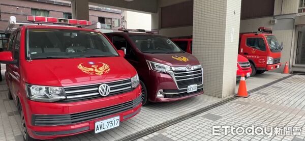 ▲台南地檢署派駐法務部廉政署南部地區調查組檢察官，24日上午指揮調查人員前往台南市消防局搜索，針對相關資料依法蒐證。（記者林東良翻攝，下同）