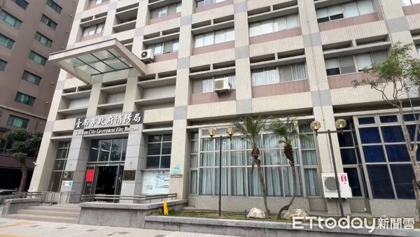 ▲台南地檢署派駐法務部廉政署南部地區調查組檢察官，24日上午指揮調查人員前往台南市消防局搜索，針對相關資料依法蒐證。（記者林東良翻攝，下同）