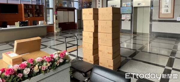 ▲台南地檢署派駐法務部廉政署南部地區調查組檢察官，24日上午指揮調查人員前往台南市消防局搜索，針對相關資料依法蒐證。（記者林東良翻攝，下同）