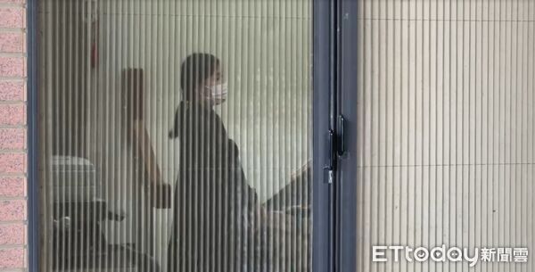 ▲台南地檢署派駐法務部廉政署南部地區調查組檢察官，24日上午指揮調查人員前往台南市消防局搜索，針對相關資料依法蒐證。（記者林東良翻攝，下同）