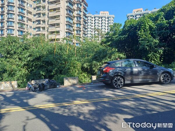 ▲淡水女駕駛因不明原因逆向撞機車，騎士噴邊坡送醫亡。（圖／記者陳以昇翻攝）
