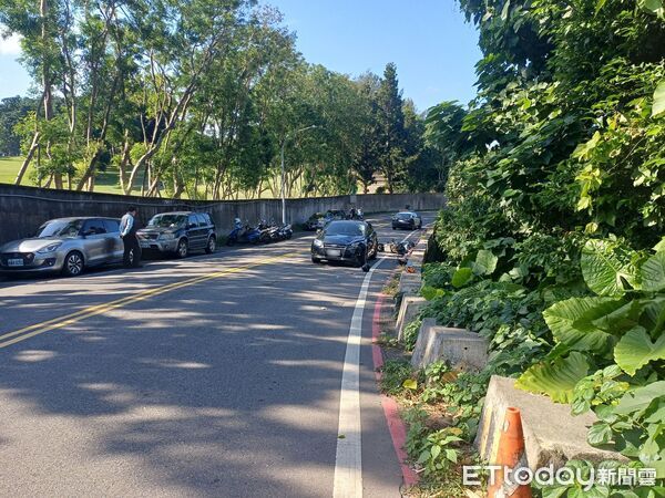 ▲淡水女駕駛因不明原因逆向撞機車，騎士噴邊坡送醫亡。（圖／記者陳以昇翻攝）