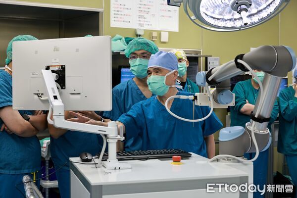 ▲▼門諾醫院首度運用機械手臂，成功救治腦出血患者。(圖／門諾醫院提供，下同)