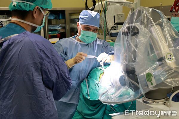 ▲▼門諾醫院首度運用機械手臂，成功救治腦出血患者。(圖／門諾醫院提供，下同)