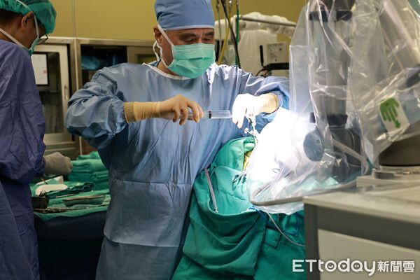 ▲▼門諾醫院首度運用機械手臂，成功救治腦出血患者。(圖／門諾醫院提供，下同)