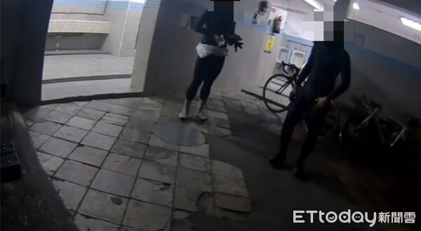 ▲員警沿台8線尋找，終於在中橫關原段找到受困的2名高中生。（圖／新城警分局提供，下同）