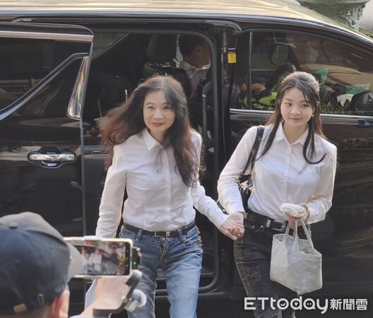 ▲▼涉犯京華城案的台北市議員應曉薇，今（24日）到台北地院出庭答辯，高聲請審判長用「虎頭鍘」斬偵辦檢察官林俊言。（圖／記者黃哲民攝）