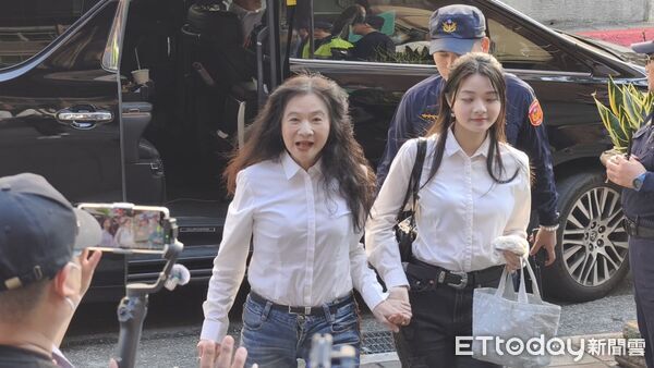 ▲▼涉犯京華城案的台北市議員應曉薇，今（24日）到台北地院出庭答辯，高聲請審判長用「虎頭鍘」斬偵辦檢察官林俊言。（圖／記者黃哲民攝）