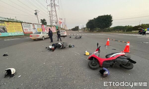 ▲▼ 恐怖瞬間曝！高雄男闖紅燈「連撞4機車」 　騎士噴飛肋骨斷送醫。（圖／記者賴文萱翻攝）