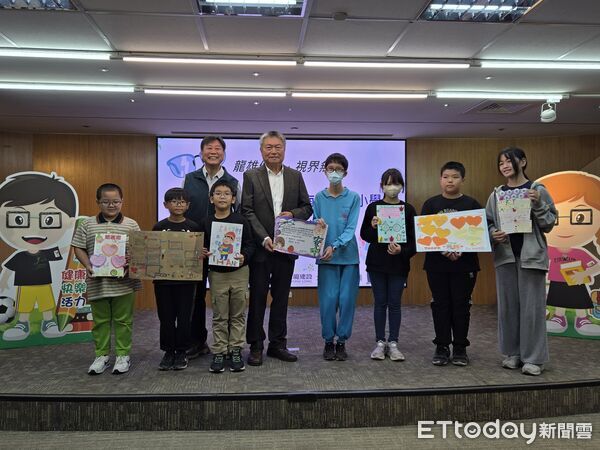 ▲台南市政府感謝永龍建設與文雄眼鏡連續8年投入弱勢學童免費配鏡，守護孩子視力健康。（記者林東良翻攝，下同）