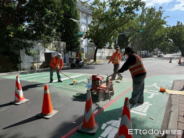▲▼施工厰商進場刨除重新鋪設，預計週五完工。（圖／花蓮市公所提供，下同）