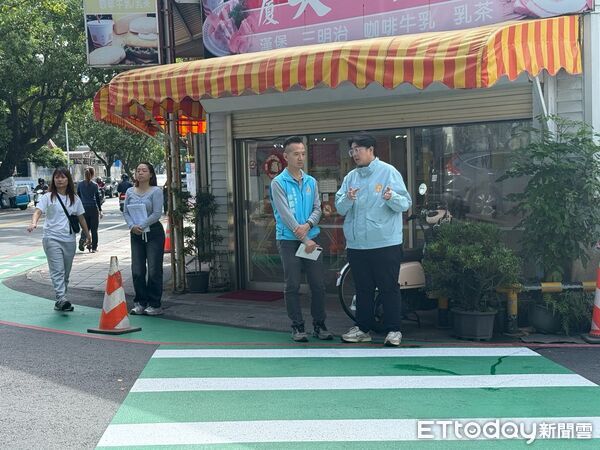 ▲▼施工厰商進場刨除重新鋪設，預計週五完工。（圖／花蓮市公所提供，下同）