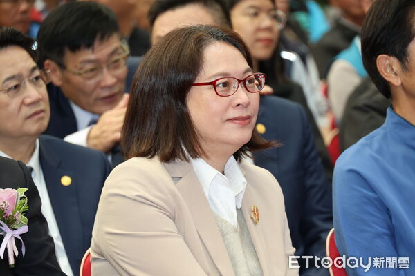 ▲苗栗縣長鍾東錦今舉行就職3週年記者會，宣佈延攬民眾黨政策會執行長賴香伶出任第2副縣長，為2026年藍白合樹下典範。（圖／記者楊永盛攝）