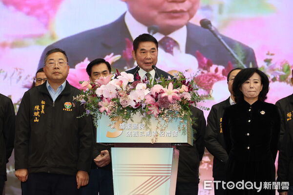 ▲苗栗縣長鍾東錦今舉行就職3週年記者會，宣佈延攬民眾黨政策會執行長賴香伶出任第2副縣長，為2026年藍白合樹下典範。（圖／記者楊永盛攝）