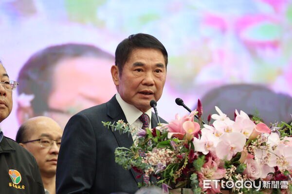 ▲苗栗縣長鍾東錦今舉行就職3週年記者會，宣佈延攬民眾黨政策會執行長賴香伶出任第2副縣長，為2026年藍白合樹下典範。（圖／記者楊永盛攝）