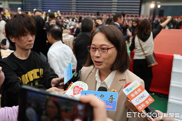 ▲苗栗縣長鍾東錦今舉行就職3週年記者會，宣佈延攬民眾黨政策會執行長賴香伶出任第2副縣長，為2026年藍白合樹下典範。（圖／記者楊永盛攝）