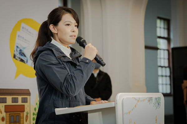 ▲高虹安宣布新竹市敬老卡、愛心卡明年起開放農會藥局代買。（圖／新竹市政府）