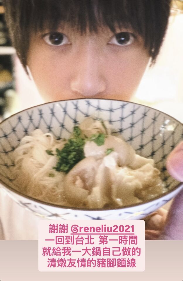 ▲▼ 五月天阿信返台收到劉若英的豬腳麵線 。（圖／翻攝Instagram／ashin_ig）