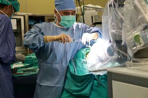 男腦中風意識模糊　門諾首用機械手臂抽吸深部血塊重獲生機