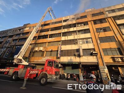 快訊／苗栗車站旁大樓火警！消防雲梯車救出3人　5F尋獲1女命危