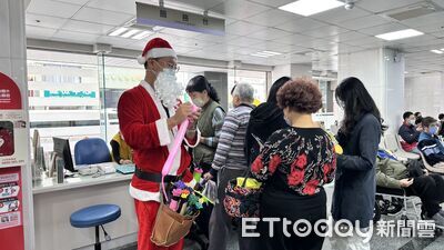 聖誕老人走進兒科門診　郭綜合醫院氣球傳溫情療癒病童