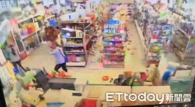 快訊／台東強震畫面曝！商品「骨牌式」崩塌　賣場店員顧客急逃命