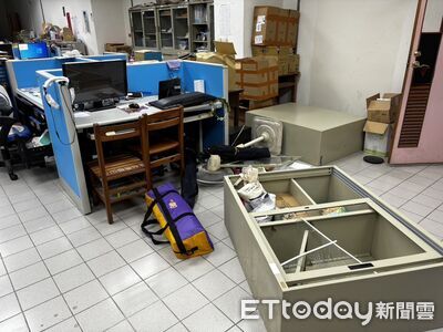 台東體中牆面磁磚「被地震震落」！健身房天花板砸地上　慘況曝光