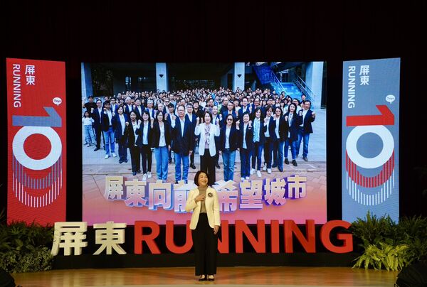 ▲周春米就職三週年感性告白鄉親「好屏，看得見」             。（圖／屏東縣政府）