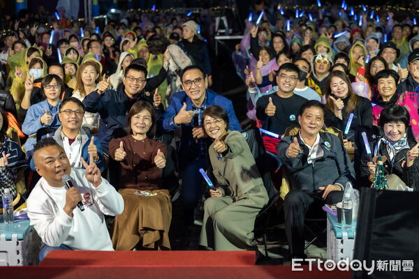 ▲草屯聖誕點燈溫馨登場，縣長許淑華讚彰明電子熱心公益。（圖／南投縣政府提供）