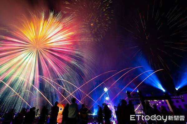 ▲草屯聖誕點燈溫馨登場，縣長許淑華讚彰明電子熱心公益。（圖／南投縣政府提供）
