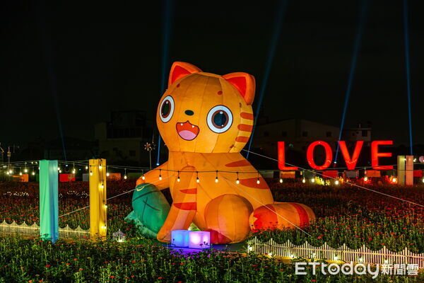 ▲草屯聖誕點燈溫馨登場，縣長許淑華讚彰明電子熱心公益。（圖／南投縣政府提供）