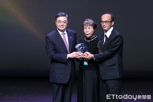 ▲已故教練蔡崇濱獲頒終身成就獎，由妻兒代領。（圖／記者林敬旻攝）