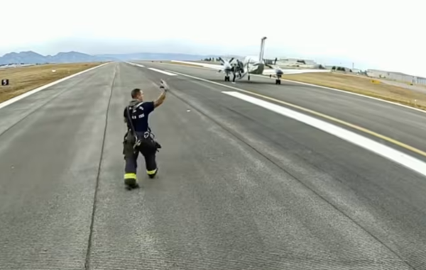 ▲▼一架小型飛機日前在飛行途中發生緊急狀況後，首次由自動化系統全程接手並成功自行降落。（圖／翻攝自Facebook／North Metro Fire Rescue District）