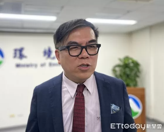 ▲▼彭啓明善用AI軟硬體，包括智慧眼鏡、Gemini 3、NotebookLM等。（圖／記者許敏溶攝）