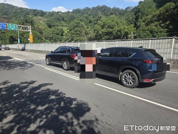 ▲北市信義快今天中午發生4起追撞車禍、共9車追撞受損 。（圖／記者張君豪翻攝）