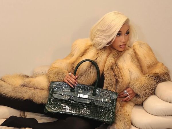 卡蒂B高調曬愛馬仕柏金包變奏　最愛彩色鱷魚皮材質