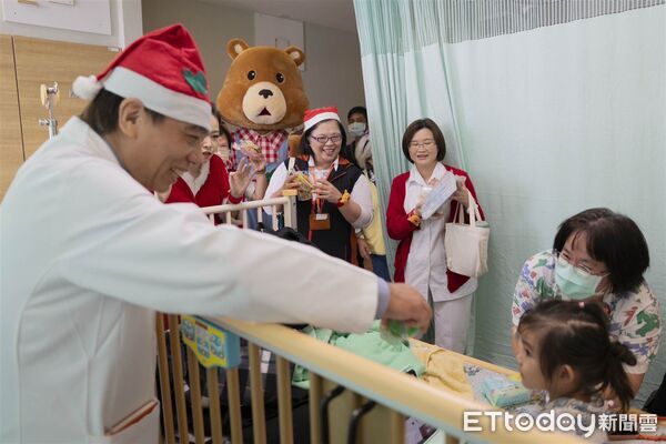 ▲▼   聖誕佳音傳入嘉義長庚 醫病共織孩童最美笑顏  。（圖／嘉義長庚提供）