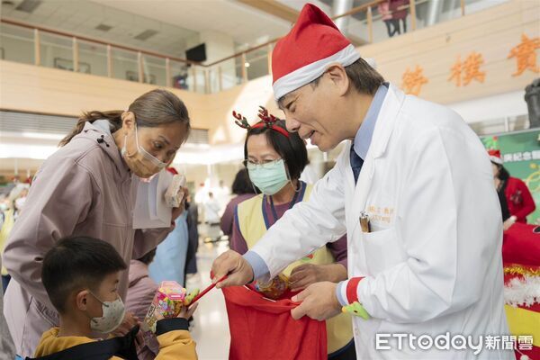 ▲▼   聖誕佳音傳入嘉義長庚 醫病共織孩童最美笑顏  。（圖／嘉義長庚提供）