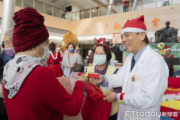 ▲▼   聖誕佳音傳入嘉義長庚 醫病共織孩童最美笑顏  。（圖／嘉義長庚提供）