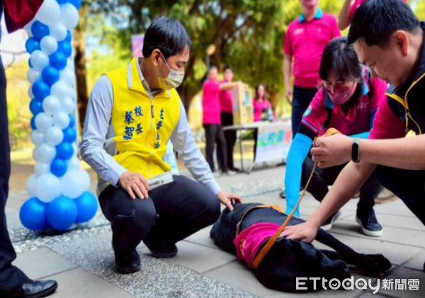 退役緝毒犬Vanya當護童大使。（圖／飼主謝秀吟提供）