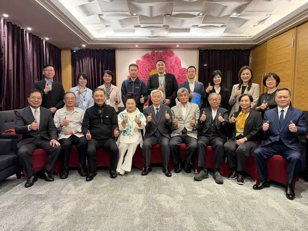 ▲白冰冰(前排左四)與丁文祺(前排左起)、黃肇嘉、林文勝、警政署長張榮興、周龍田等。（圖／長興影視）