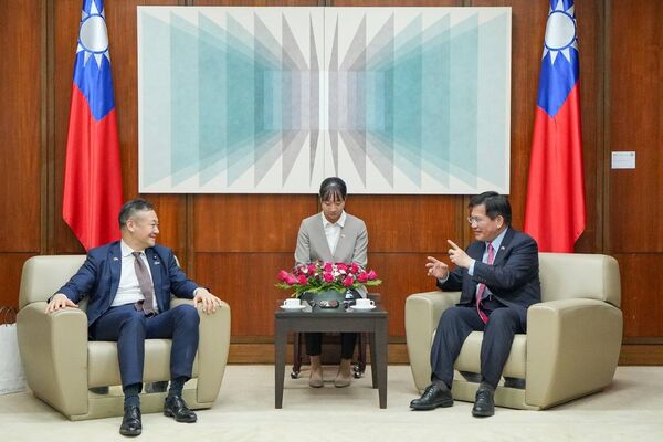 ▲▼外交部長林佳龍（右）與日本前法務大臣鈴木馨祐眾議員（左）就台日雙邊關係及區域安全情勢等議題交換意見。（圖／外交部提供）